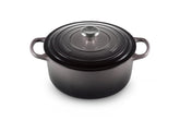 Le Creuset olla redonda esmaltada con mango ergonómico para manejo cómodo.