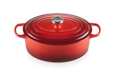 Olla oval Le Creuset Cerise exterior: esmaltado resistente y fácil de limpiar.