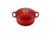 Le Creuset olla redonda cerise, vista frontal, ideal para hervir y dorar de forma uniforme.
