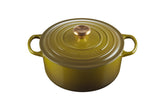 Olla Le Creuset Signature en Olive, vista general, distribución de calor uniforme para guisos.