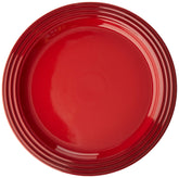 Le Creuset plato-cena cerise 10,5 pulg; acabado vidriado y fácil de limpiar.