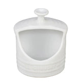 Le Creuset salero de piedra con apertura lateral para acceso rápido durante la cocción.
