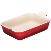 Le Creuset fuente rectangular Heritage Cerise lista para hornear con calor uniforme.