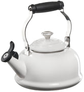 Tetera Le Creuset esmaltada en acero blanco, superficie no reactiva y fácil de limpiar.