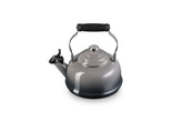 Le Creuset tetera Oyster, enfoque en el pico para verter sin goteos.