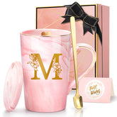 Taza Lepiche con inicial M y flor, regalo único para celebrar su día
