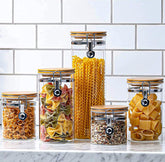 Frascos Le'raze de vidrio borosilicato alineados para almacenamiento ordenado en la encimera.