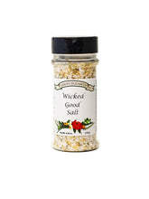 Lesley Elizabeth Wicked Good Salt se vierte desde la botella para realzar sabores