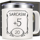 Taza Lifecapido DnD 14oz con sarcasmo frente, ideal para sesiones de juego con estilo.