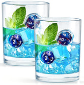 Vasos LIIGEMI con dados poliédricos incrustados en azul, experiencia de degustación lujosa.