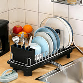 Liucocotos escurridor compacto en encimera, ideal para cocinas pequeñas.