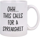 Taza Livinges de oficina con hoja de cálculo para café diario.