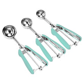 LLESCA cookie scoop set en mano demuestra diseño ergonómico