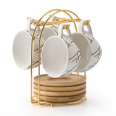 Tazas demitasse Luka con platillo y soporte metálico para presentación elegante.
