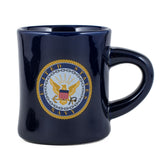 Taza M. Cornell con logotipo marina en esmalte azul, ideal para el desayuno.