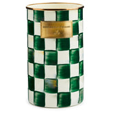 Porta-utensilios Mackenzie-Childs esmaltado con cuadros esmeralda para la cocina.