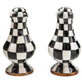 MacKenzie-Childs salero y pimentero esmaltados Courtly Check para mesa elegante.