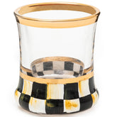 Vaso MACKENZIE-CHILDS con base patrón de cuadros negro y blanco para degustaciones.