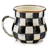 MacKenzie-Childs taza enamele Courtly Check frontal, ideal para café diario.