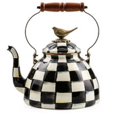 Tetera Mackenzie-Childs con tapa pajaro y patrón Courtly Check, ideal para hervir agua.