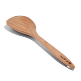 Cuchara de madera Made In, detalle de mezcla profunda para suavizar salsas.