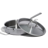 Sartén salteado Made In de 3,5 qt con 5 capas para cocción uniforme.