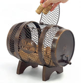 Makuvine barril con corchos de vino de metal rustico, ideal para exhibir colecciones.