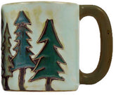 Taza Mara de loza con pinos, vista frontal para café matutino.