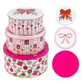 Latas de galletas Martha Stewart apiladas, ideales para regalos festivos.