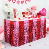 Falda de mesa Mega-Loopolis Valentines roja y rosa para decorar la mesa central.