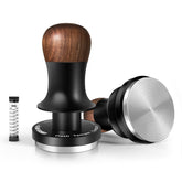 MHW-3BOMBER tamper con mango de madera ergonómico para un prensado cómodo.