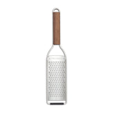 Rallador Microplane Master Series con mango de madera, vista frontal para rallado grueso de quesos duros.