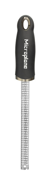 Microplane negro: vista frontal del rallador de especias para canela