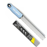 Microplane Premium Classic Zester, zeste cítrico azul bebé, ideal para realzar ensaladas y vinagretas.