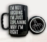 Momapopup taza negra con frase sarcástica grabada para despertar el humor matutino.