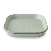 Mushie platos cuadrados Salvia, vista frontal de dos unidades, aptos para niños.