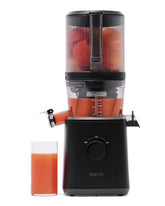 Nama J2 con tolva automática facilita carga rápida de ingredientes y multitarea en la cocina.