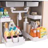 Organizador bajo lavabo Nature's Source de dos niveles deslizantes para maximizar el espacio.
