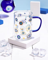 Taza Nefelibata con ojos malvados azules, ideal para empezar el día con café.