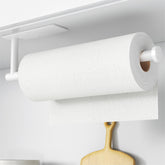 Portarrollos de papel Niffgaff instalado bajo mueble para ahorrar espacio