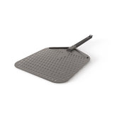 Ninja Woodfire paleta perforada para pizza; facilita eliminar harina y evitar que se pegue.