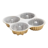 Nordic Ware Bundt Quartet exterior dorado para pasteles elegantes.
