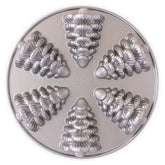 Nordic Ware Evergreen Cakelets con arboles navideños, ideales para decoraciones festivas.