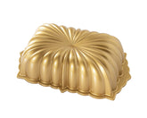 Nordic Ware moldeo Bundt clásico en dorado, ideal para pasteles.