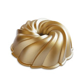 Nordic Ware Molde Bundt con remolino dorado, ideal para presentaciones elegantes y capturar la atención