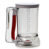 Norpro 1013, dispensador de masa con cuerpo claro y rojo, para verter con precisión y sin desperdicio.