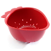 Norpro Colador Mini Fresas Rojo en mano para enjuagar bayas con precisión.