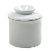Mantequillera Norpro de porcelana blanca en mesa, lista para servir mantequilla suave.