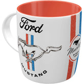 La Nostalgic-Art Taza Ford Mustang con logo caballo y rayas, ideal para coleccionistas.