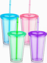 Vaso Nuogo rosa con tapa y pajilla, ideal para bebidas frías en casa o fuera.